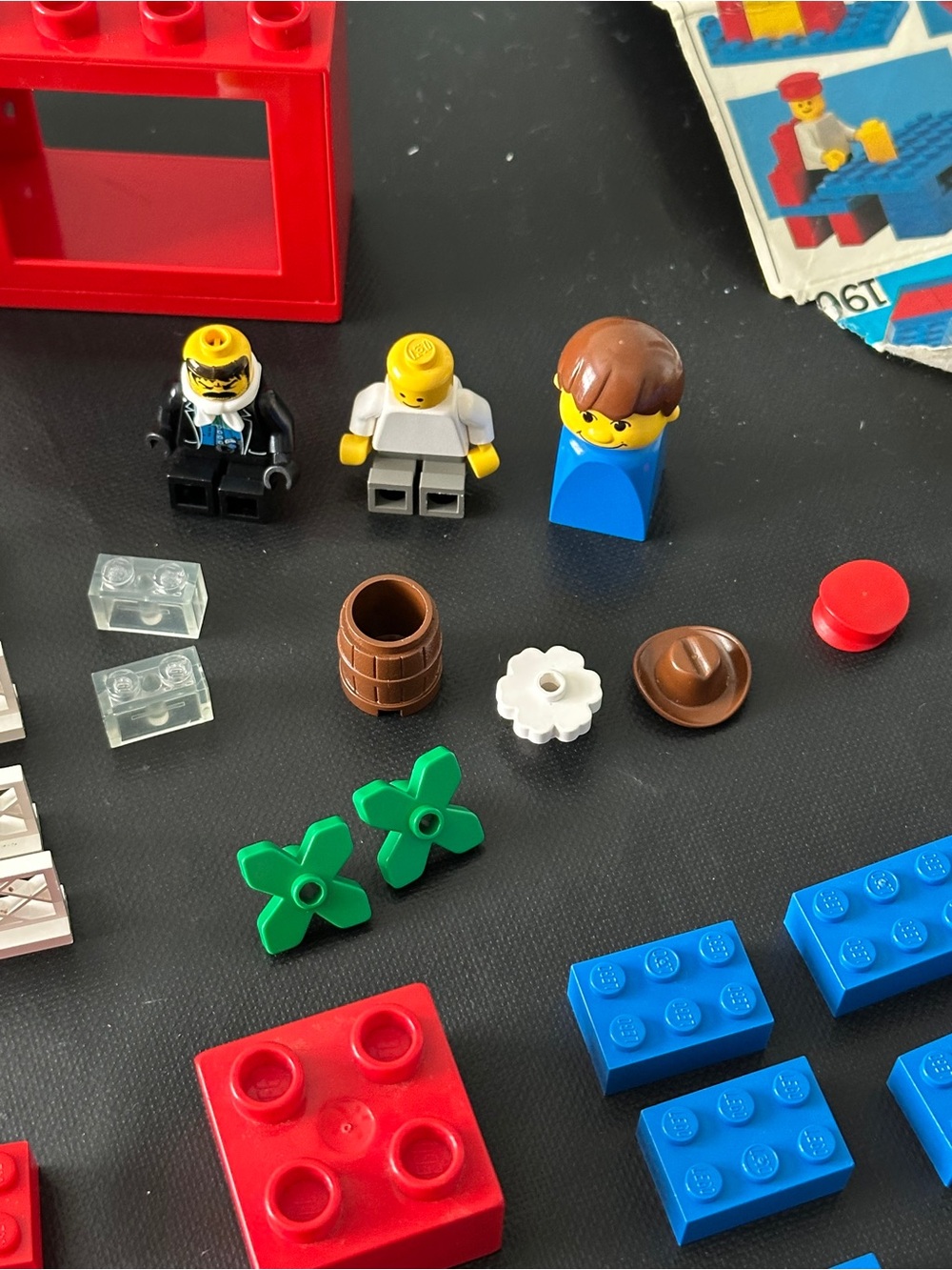 Vintage LEGO Basic Building Set in Red Case Manuals Booklets & Mixed Pieces - Picture 8 of 11